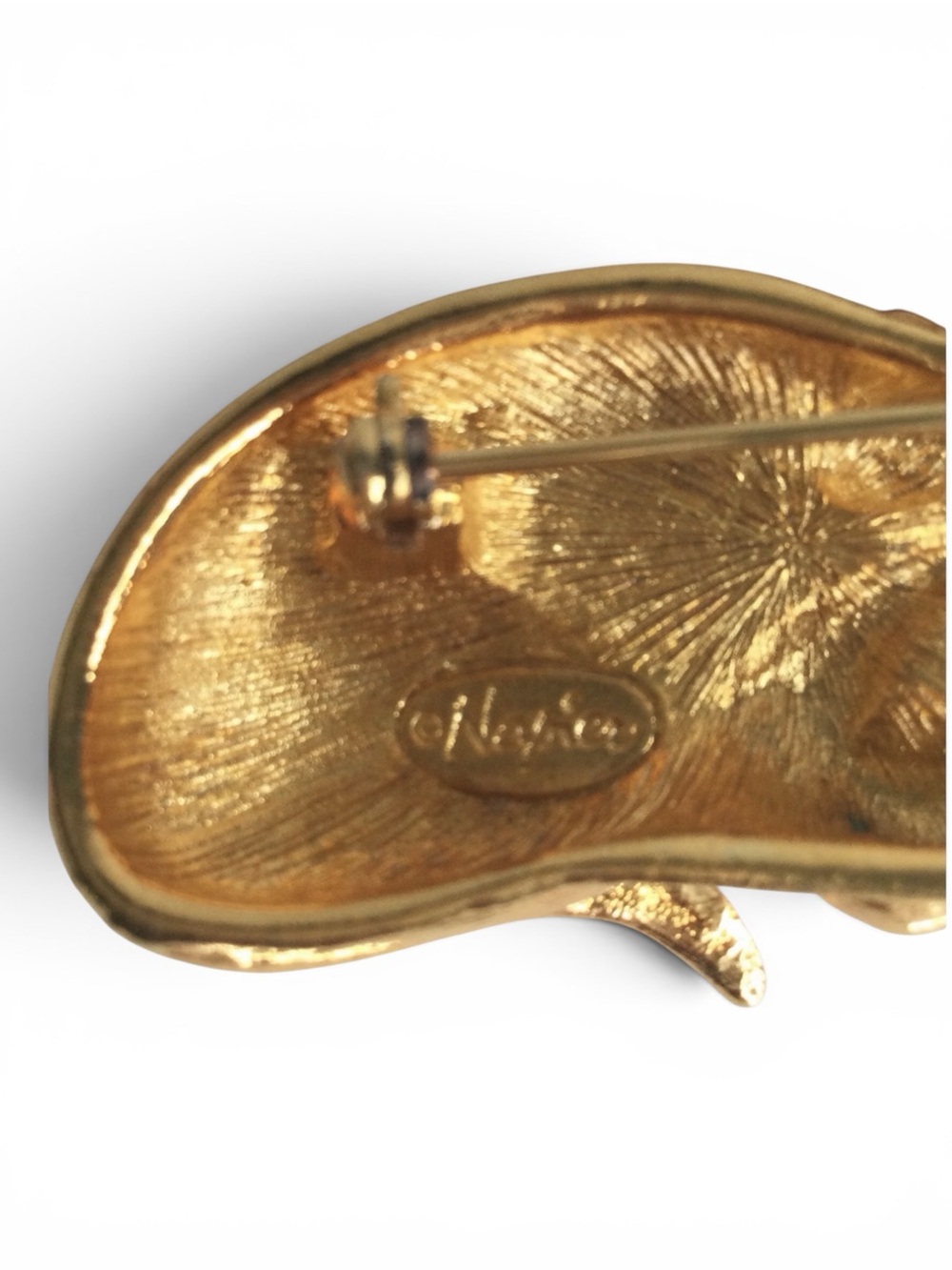 Vintage NAPIER Textured Gold‑Tone Christmas Cat Brooch with Rhinestone Ball - Picture 9 of 10